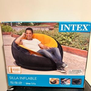 Inflatable empire chair